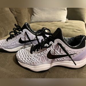 Women’s Nike sneakers, size 8.5.